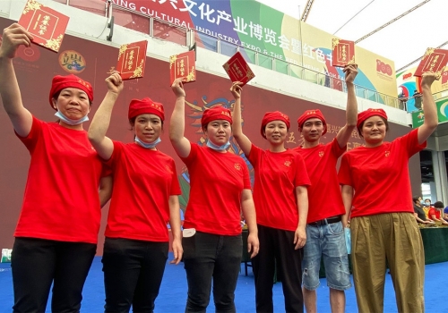 “五芳齋杯”裹粽大賽捷報頻傳! 彩紅姐姐蟬聯冠軍!屠彩紅王霜勇奪一等獎!