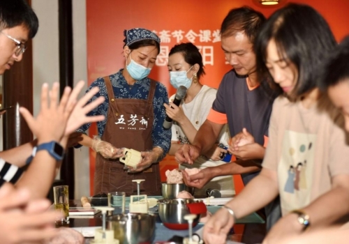 百善孝為先!紅船少年們共赴五芳齋節令小課堂,傳承重陽文化